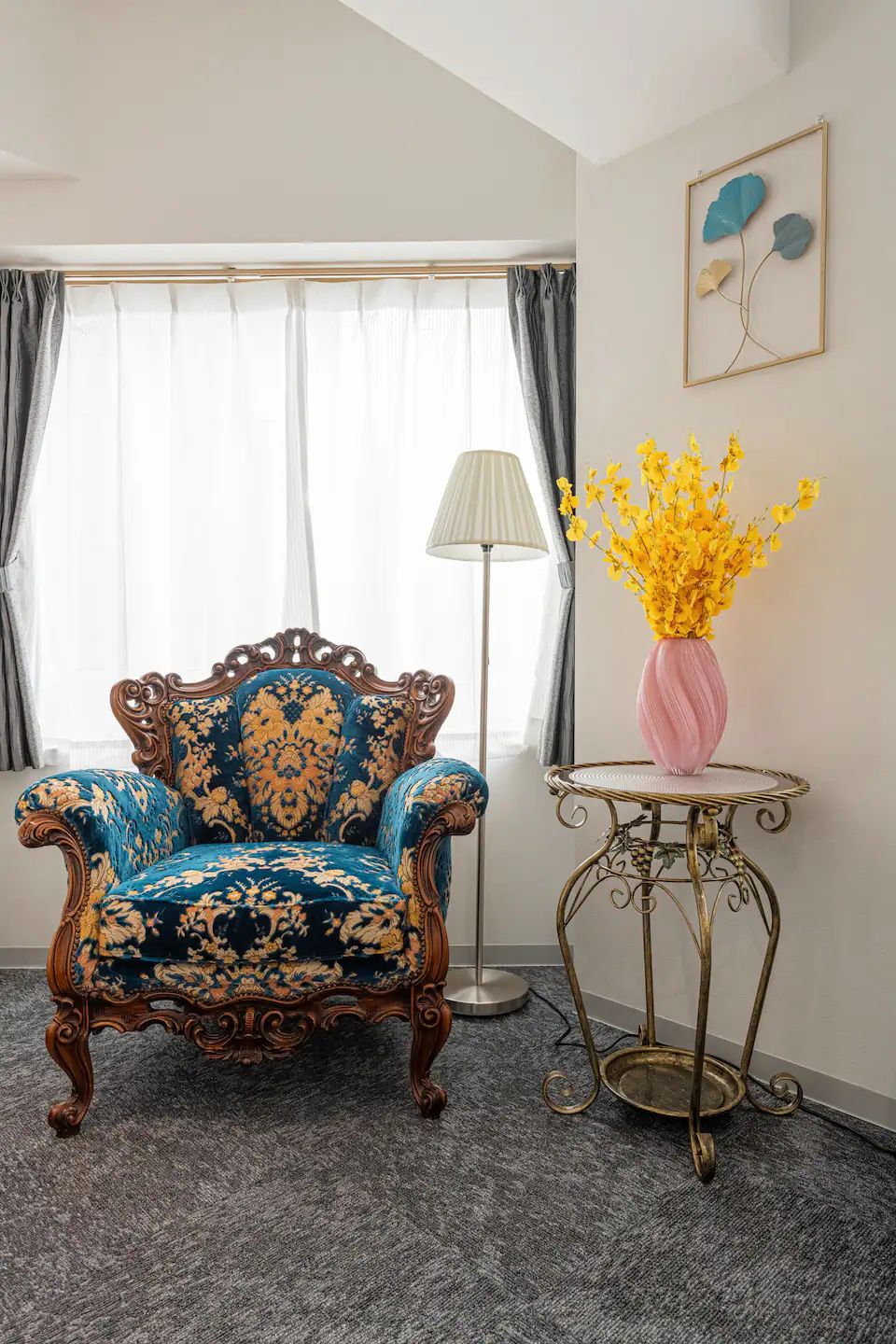意匠 — armchair vignette